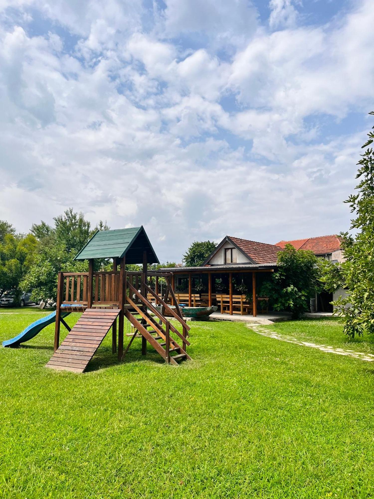 Balabani Local Stay Golubovci Luaran gambar